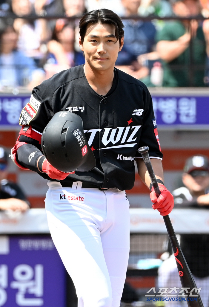 KT Jang Jin-hyuk, who was a new uniform model, is only now greeting 90 degrees amid applause from friends and fans who visited Daejeon's new stadium for the first time