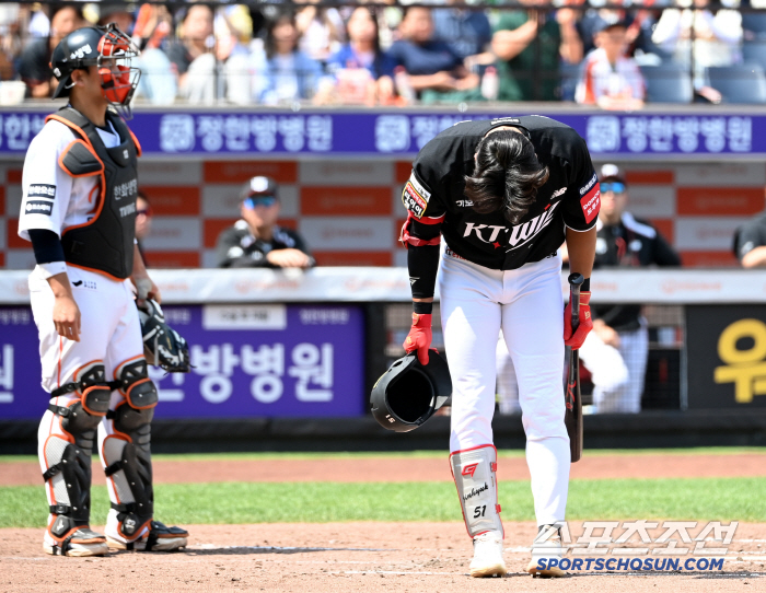 KT Jang Jin-hyuk, who was a new uniform model, is only now greeting 90 degrees amid applause from friends and fans who visited Daejeon's new stadium for the first time