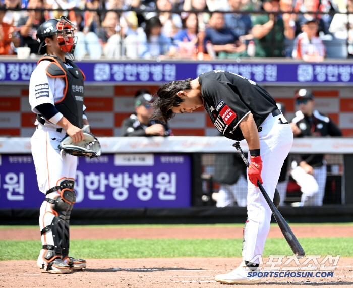 KT Jang Jin-hyuk, who was a new uniform model, is only now greeting 90 degrees amid applause from friends and fans who visited Daejeon's new stadium for the first time