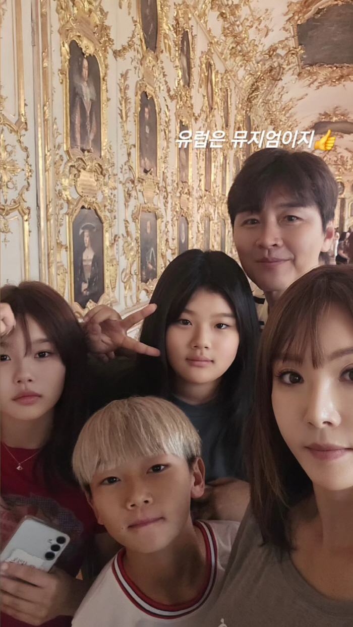 Lee Dong-guk's daughters, Seol-A and Su-ah, how the storm has grown..They're twins, but they're so different