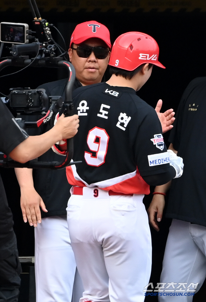 Lee Seung-yeop resigns → KIA manager Lee Bum-ho also feels bitter.. I understand your feelings and weight