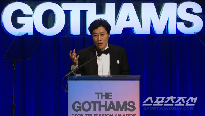  Miracles will continue, move forward..Director Hwang Dong-hyuk of Squid Game Wins Gossom Awards for Achievement