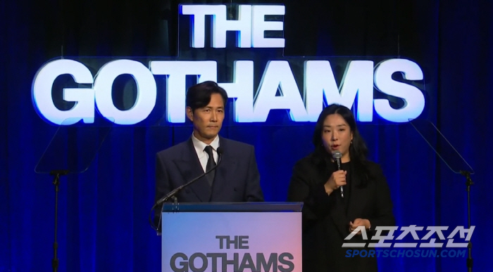  Miracles will continue, move forward..Director Hwang Dong-hyuk of Squid Game Wins Gossom Awards for Achievement