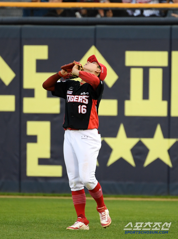Missed the fly ball to the 2nd tier → I returned and missed it again.. KIA's reserve FA Choi Won-joon, what's wrong with this dizzying mistake
