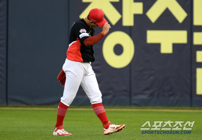 Missed the fly ball to the 2nd tier → I returned and missed it again.. KIA's reserve FA Choi Won-joon, what's wrong with this dizzying mistake