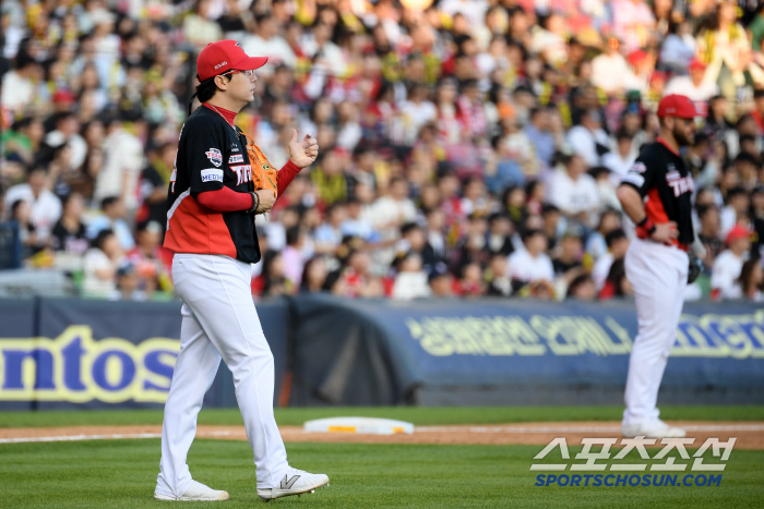 Missed the fly ball to the 2nd tier → I returned and missed it again.. KIA's reserve FA Choi Won-joon, what's wrong with this dizzying mistake