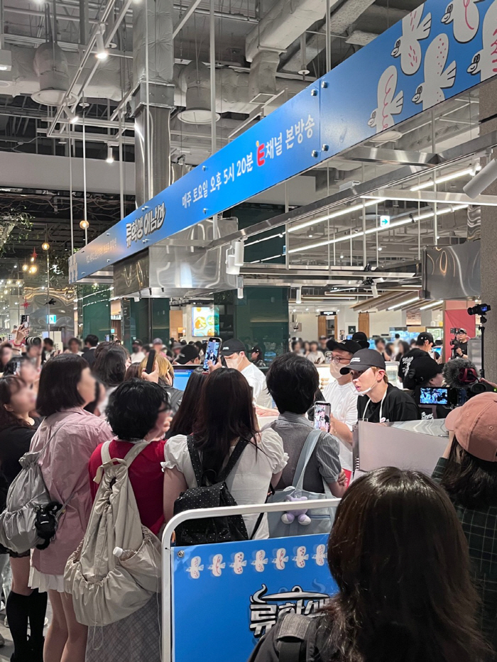 Ryu Soo-young spotted at Yeouido department store..Cloudy Crowds Chaos