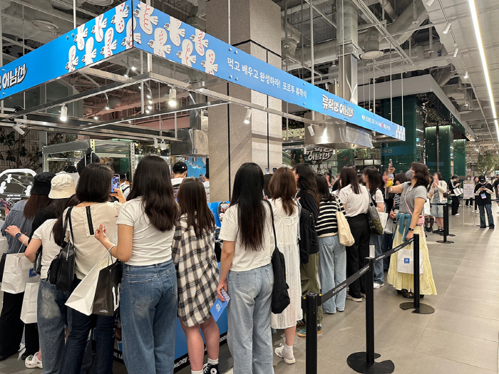 Ryu Soo-young spotted at Yeouido department store..Cloudy Crowds Chaos