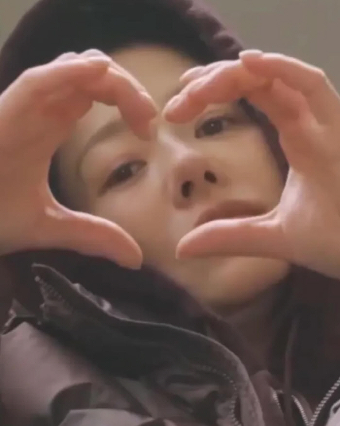  Big heart instead of finger number..54-year-old Ko Hyun-jung humiliated even with a close-up shot