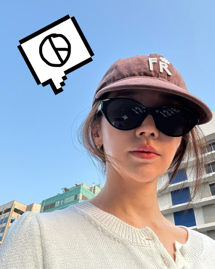  Mosaic on fingers → achromatic fashion..Yoon Eun-hye certifies voting to block source of controversy