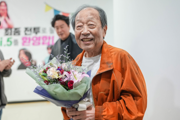 ‘Hi-Five’ Shows Shin Gu’s Timeless Energy and Passion for Acting