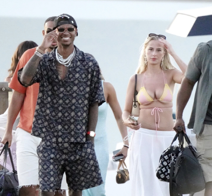 You're having fun with your life? Rashford, who doesn't care about the atmosphere of no transfer, captures beach vacation with a beautiful woman
