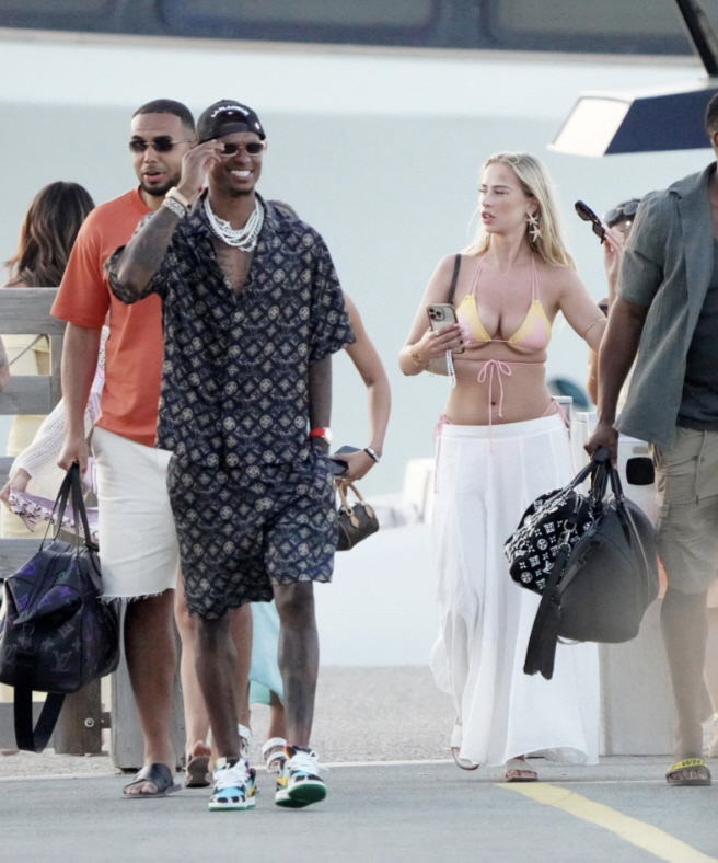 You're having fun with your life? Rashford, who doesn't care about the atmosphere of no transfer, captures beach vacation with a beautiful woman