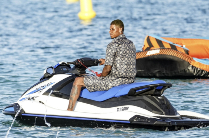 You're having fun with your life? Rashford, who doesn't care about the atmosphere of no transfer, captures beach vacation with a beautiful woman