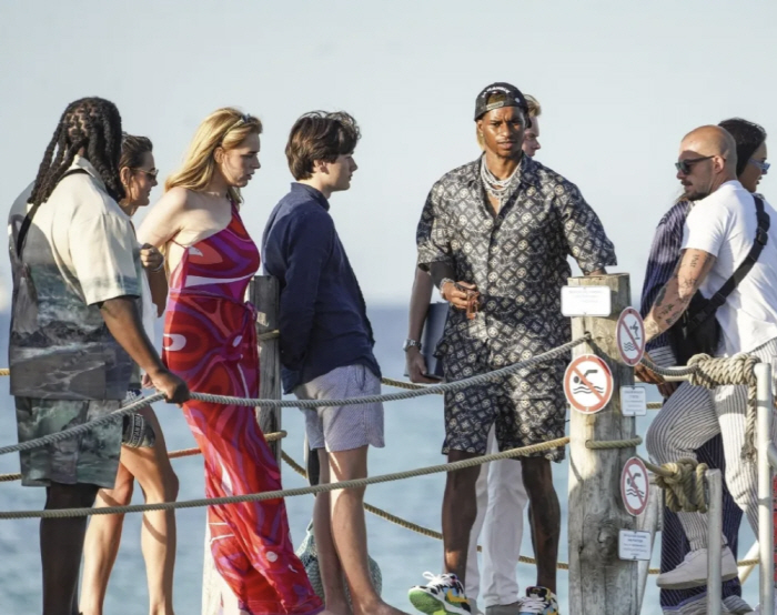 You're having fun with your life? Rashford, who doesn't care about the atmosphere of no transfer, captures beach vacation with a beautiful woman