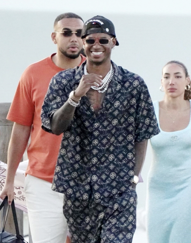 You're having fun with your life? Rashford, who doesn't care about the atmosphere of no transfer, captures beach vacation with a beautiful woman