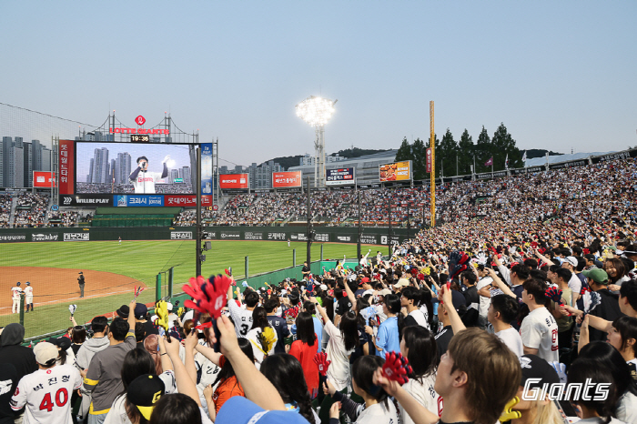 99th pitch, 155km, I got the feel thanks to the fans Lotte's cheering that impressed foreigners...Wrestling Blood is boiling.