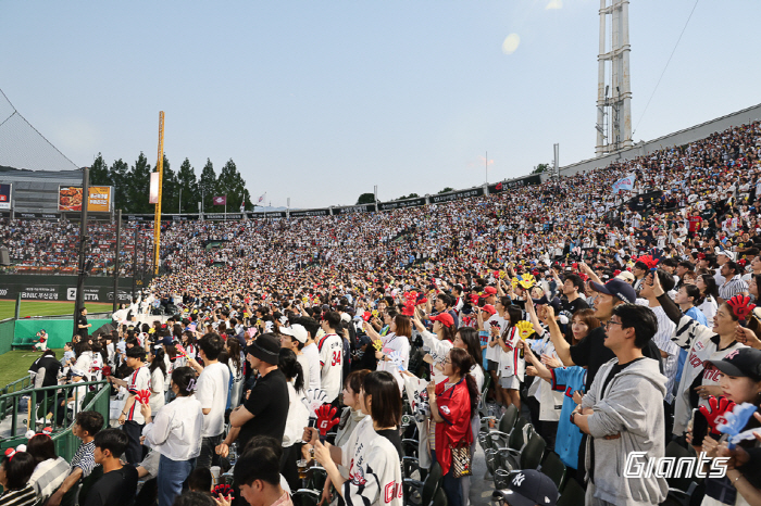 99th pitch, 155km, I got the feel thanks to the fans Lotte's cheering that impressed foreigners...Wrestling Blood is boiling.