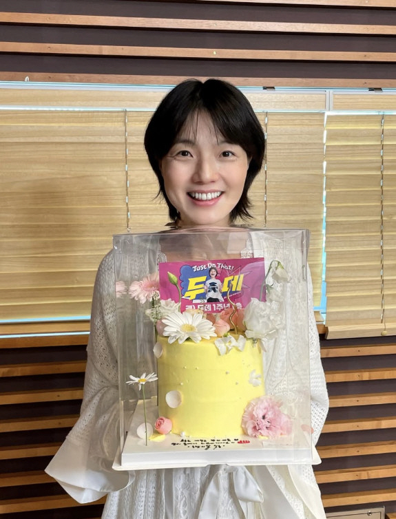 Ahn Young-mi, you said you were going to see your ♥ husband soon…The first birthday cake I got wearing a lingerie look