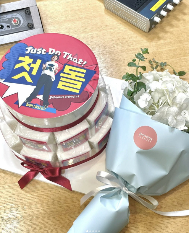 Ahn Young-mi, you said you were going to see your ♥ husband soon…The first birthday cake I got wearing a lingerie look