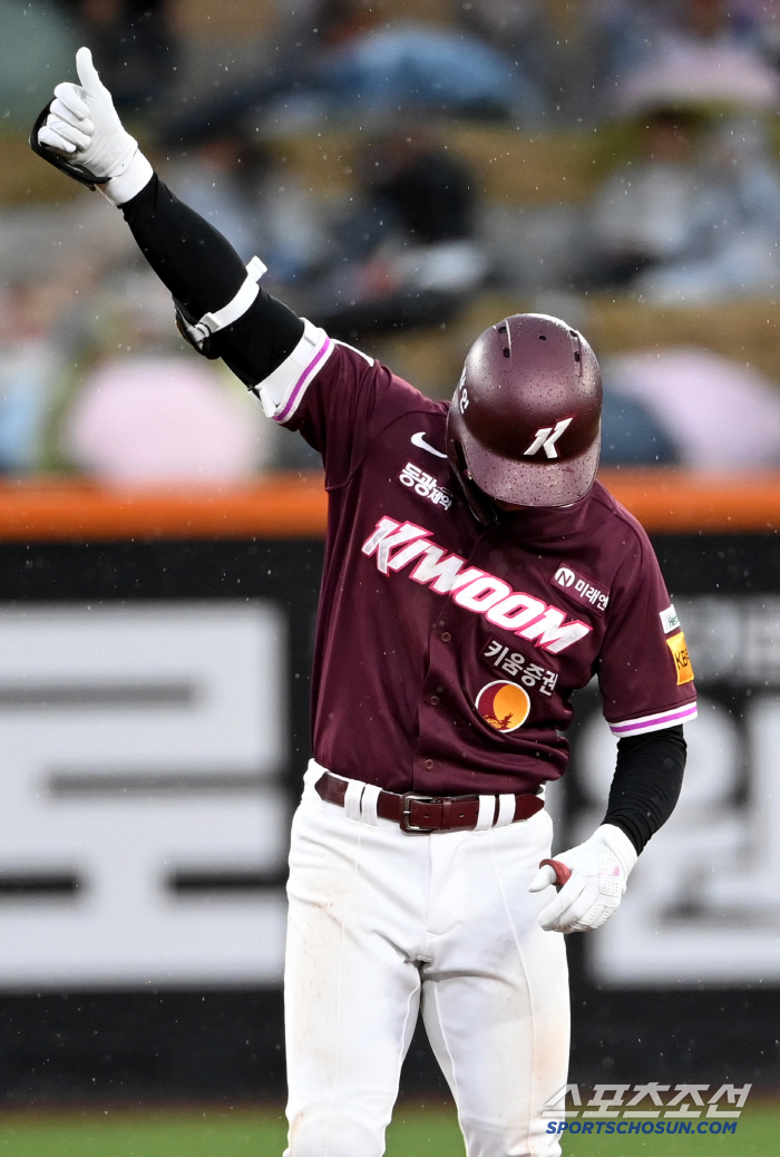 Captain Song Sung Moon! Explosive! 6 RBIs including 3 points in the final → Lee Hyung-jong's net shot  Park Soo-jong's first home run...Kiwoom and Lotte won 9 to 6 after 220 minutes of bloody battle 