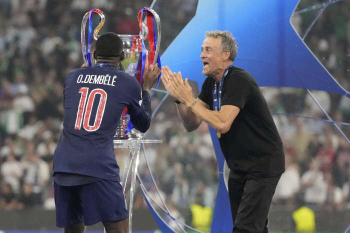 The captain's dignity was preserved until the end of the open execution Mbappe...Champions win, hugging and clapping old PSG teammates, runner-up Thurang has a mental breakdown