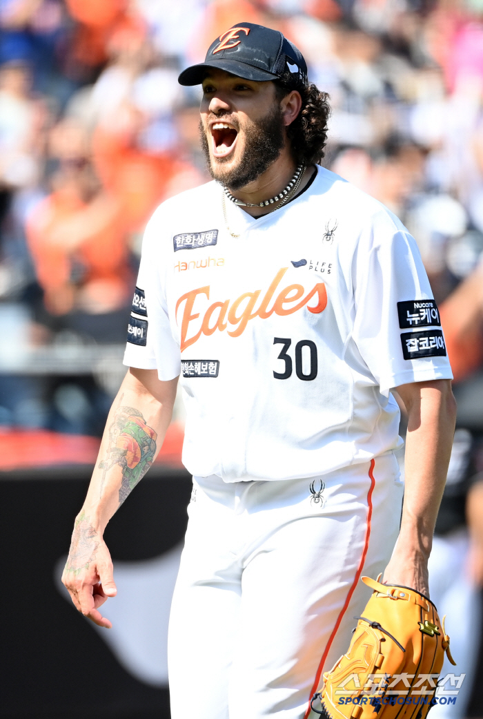 First place, first place, first place, first place, Hanwha. Were there foreigners like this…Will ML Scouts Gather 20.5 Billion Jackpot MVP Follow