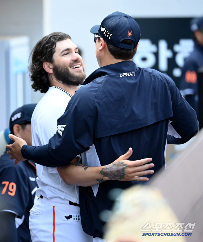 First place, first place, first place, first place, Hanwha. Were there foreigners like this…Will ML Scouts Gather 20.5 Billion Jackpot MVP Follow