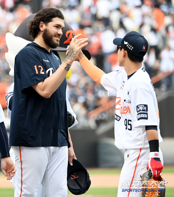 First place, first place, first place, first place, Hanwha. Were there foreigners like this…Will ML Scouts Gather 20.5 Billion Jackpot MVP Follow
