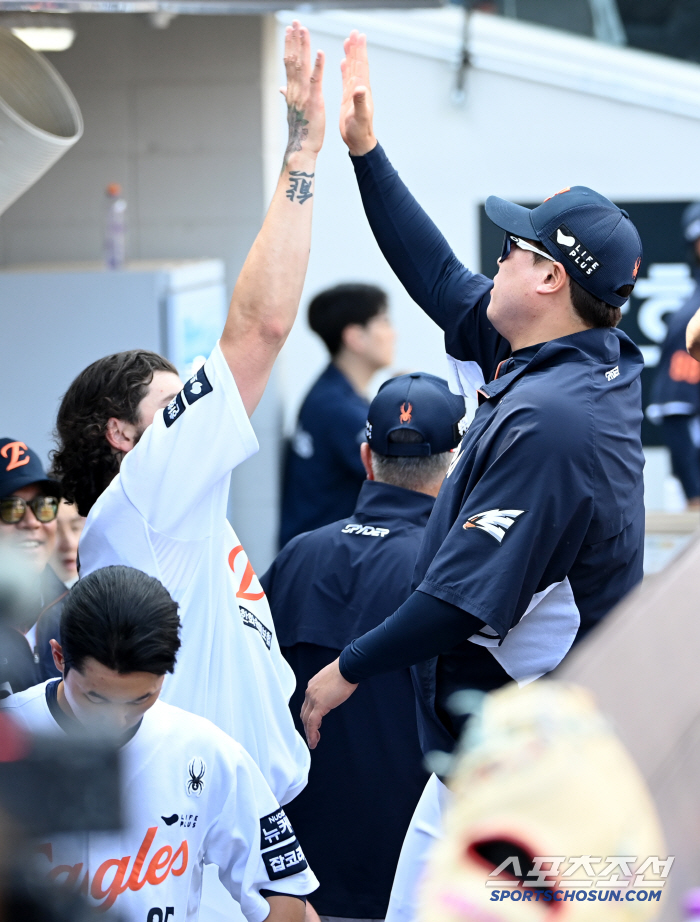 First place, first place, first place, first place, Hanwha. Were there foreigners like this…Will ML Scouts Gather 20.5 Billion Jackpot MVP Follow