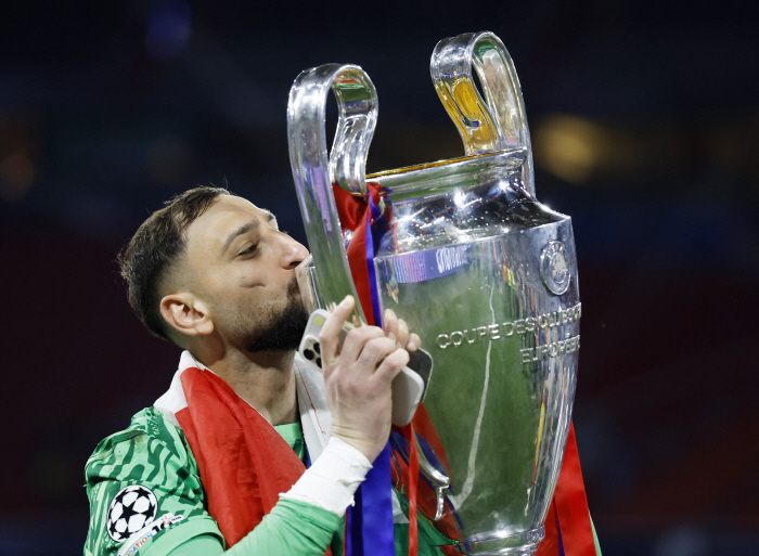 I even cut my face and blocked it! Wall GK's decision to break up with the main player in UCL's victory, demanding a salary cut