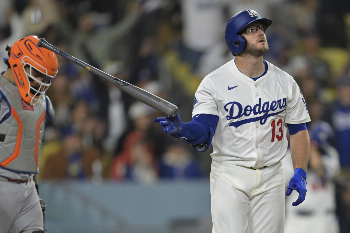 If it doesn't fit, try it on. Muncy's twist and release crisis made by glasses → I don't deny it thanks to the recent 7G 6 home run explosion glasses