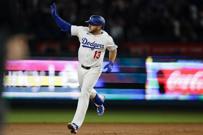 If it doesn't fit, try it on. Muncy's twist and release crisis made by glasses → I don't deny it thanks to the recent 7G 6 home run explosion glasses