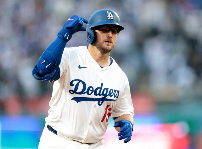 If it doesn't fit, try it on. Muncy's twist and release crisis made by glasses → I don't deny it thanks to the recent 7G 6 home run explosion glasses