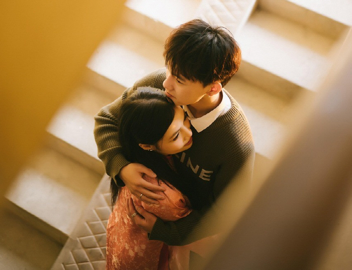 If it's 10,000 won, it's going to be comfortable in your handsome arms... Women's Paid Hugging Service Popular