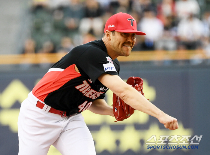 KIA, are you injured again? He was surprised by the first starter's swollen hand after being hit by a hit