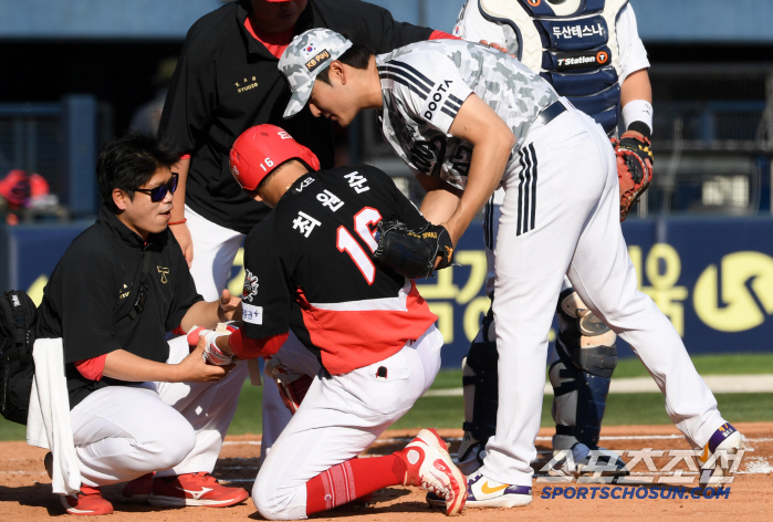 Kwak Bin Choi Won-joon, who ran to the groove with a sorry feeling for the 151km fastball that hit his elbow, kept bending his head even if it was okay. 