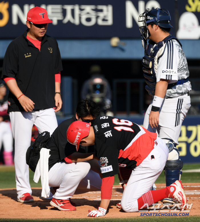 Kwak Bin Choi Won-joon, who ran to the groove with a sorry feeling for the 151km fastball that hit his elbow, kept bending his head even if it was okay.