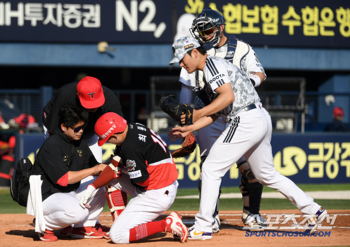 Kwak Bin Choi Won-joon, who ran to the groove with a sorry feeling for the 151km fastball that hit his elbow, kept bending his head even if it was okay.
