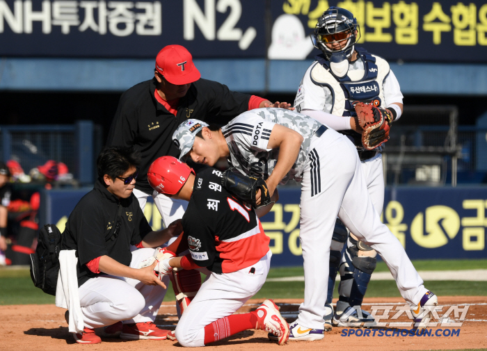 Kwak Bin Choi Won-joon, who ran to the groove with a sorry feeling for the 151km fastball that hit his elbow, kept bending his head even if it was okay.