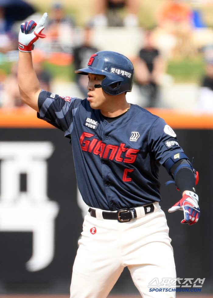One Clubman Jeon Jun-woo achieves his 20th 2,000th hit in KBO history...College graduate joining → 18 years of professional career in the footsteps of lotthousand 