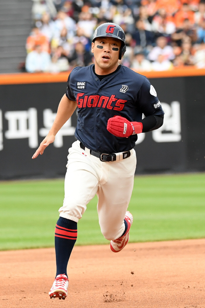 One Clubman Jeon Jun-woo achieves his 20th 2,000th hit in KBO history...College graduate joining → 18 years of professional career in the footsteps of lotthousand 