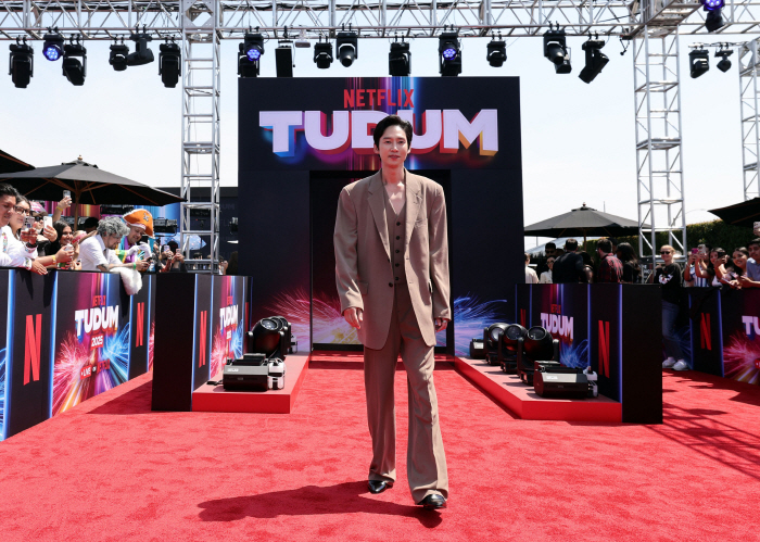 Park Sung-hoon Shines at 'TUDUM 2025' Ahead of 'Squid Game 3'