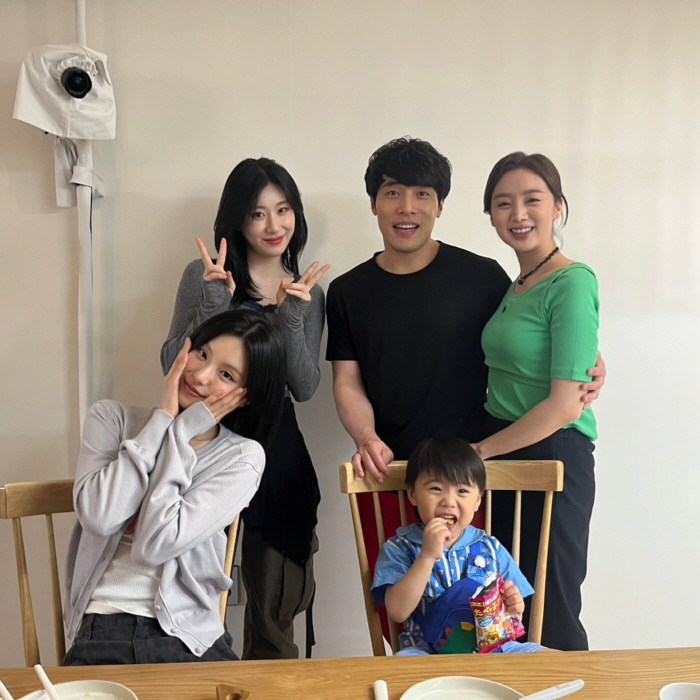  One-girl Hyerim ♥ Shin Min-cheol's family meets ITZY's Yeji X Chae-ryeong warmly, 'I love you. Come visit me again.'
