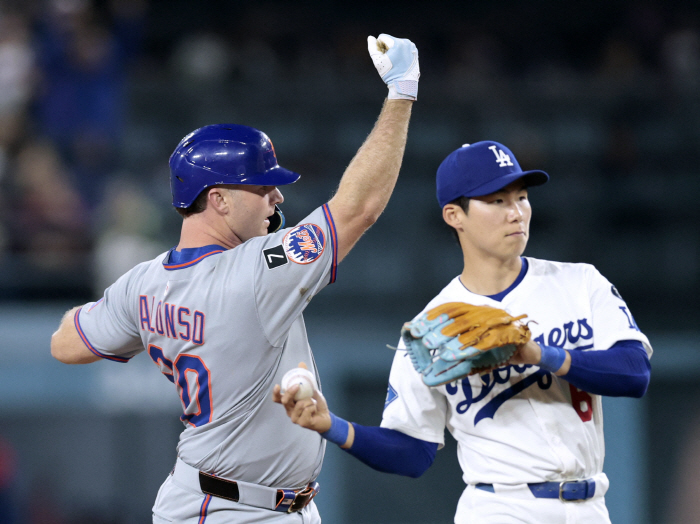 Strikeout → Kim Hye-sung struck out twice against right-handed pitchers and came out as left-handed pitchers, so he replaced, batting average of 0.404LAD65 New York M