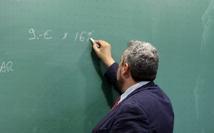 Teacher a minute late for class, pay cut... Warning to teachers who finished two minutes early