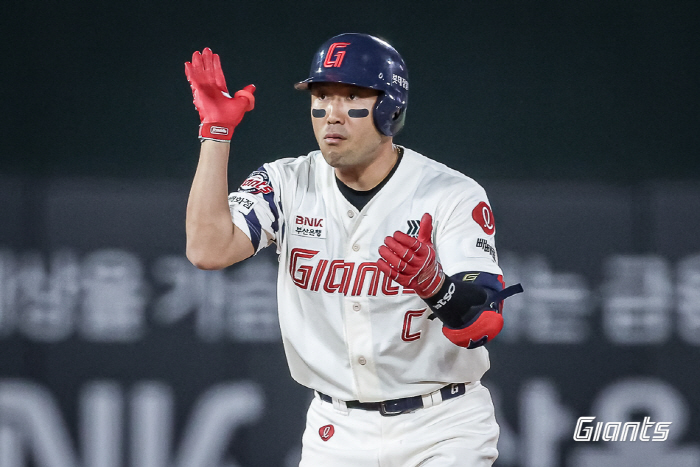 Thank you to the 39-year-old one-club man legend's loving family who couldn't laugh even in the 2000 hit milestone → Let's go to fall baseball 