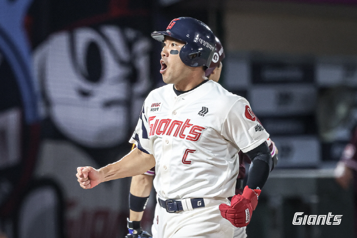 Thank you to the 39-year-old one-club man legend's loving family who couldn't laugh even in the 2000 hit milestone → Let's go to fall baseball 
