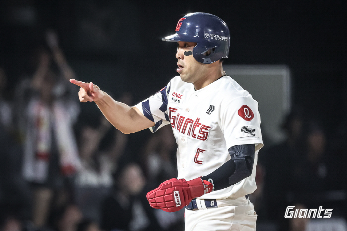 Thank you to the 39-year-old one-club man legend's loving family who couldn't laugh even in the 2000 hit milestone → Let's go to fall baseball 
