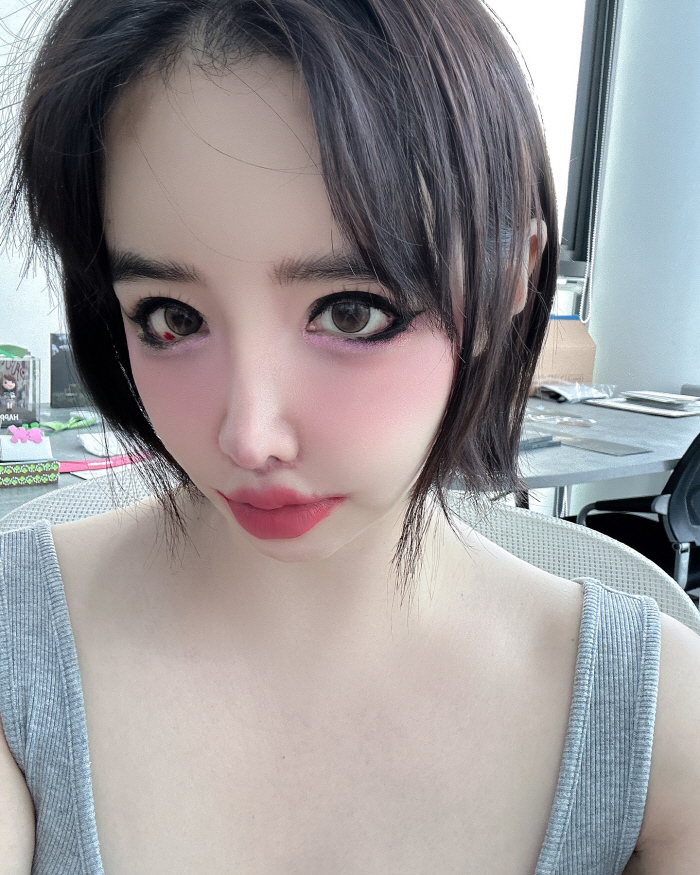 2NE1 absent Park Bom, playing in the office?